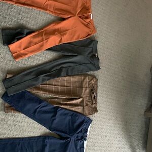4 women’s dress pants for sale. 13$ for the 4 pants together.